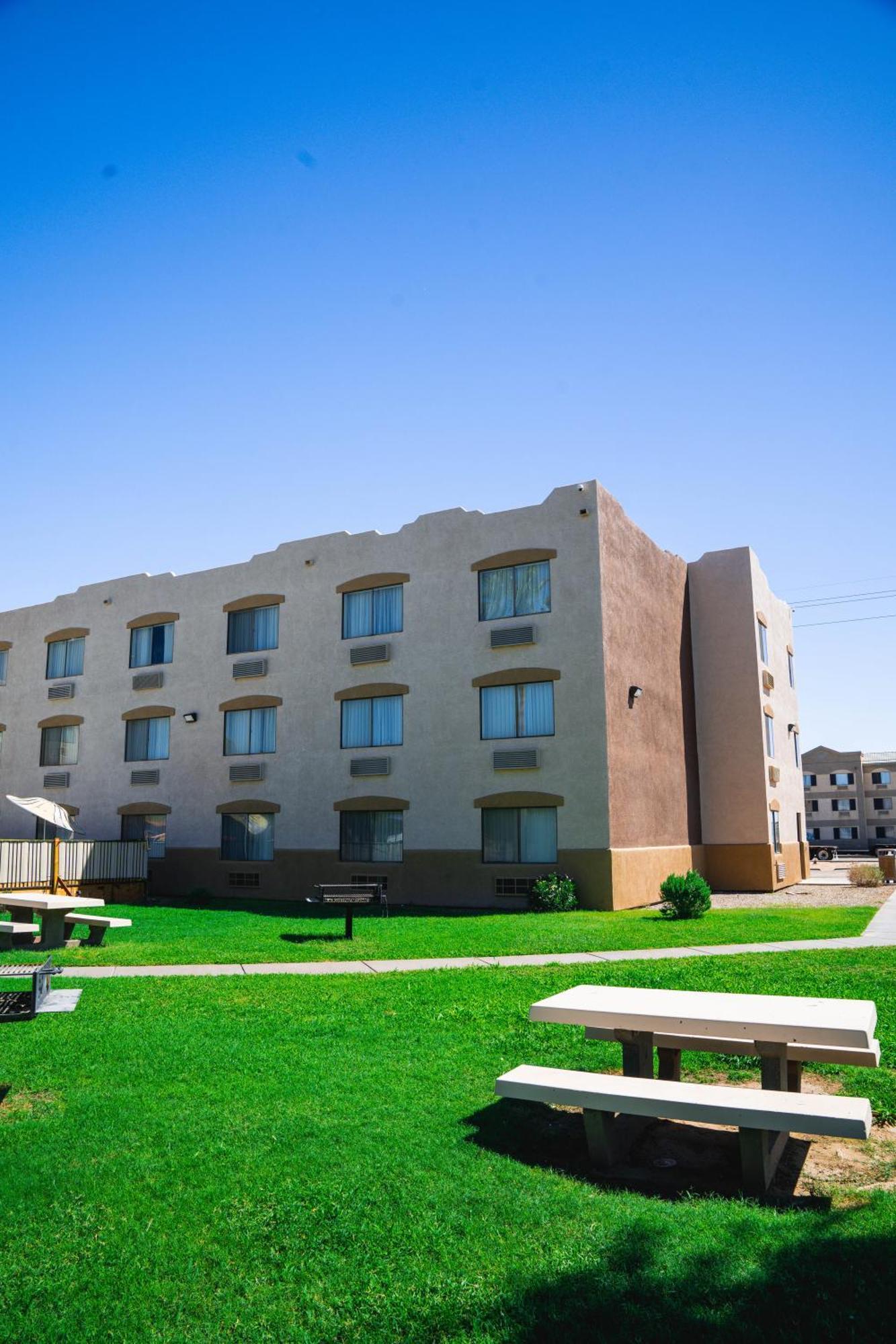 Super 8 By Wyndham Yuma Hotell Exteriör bild