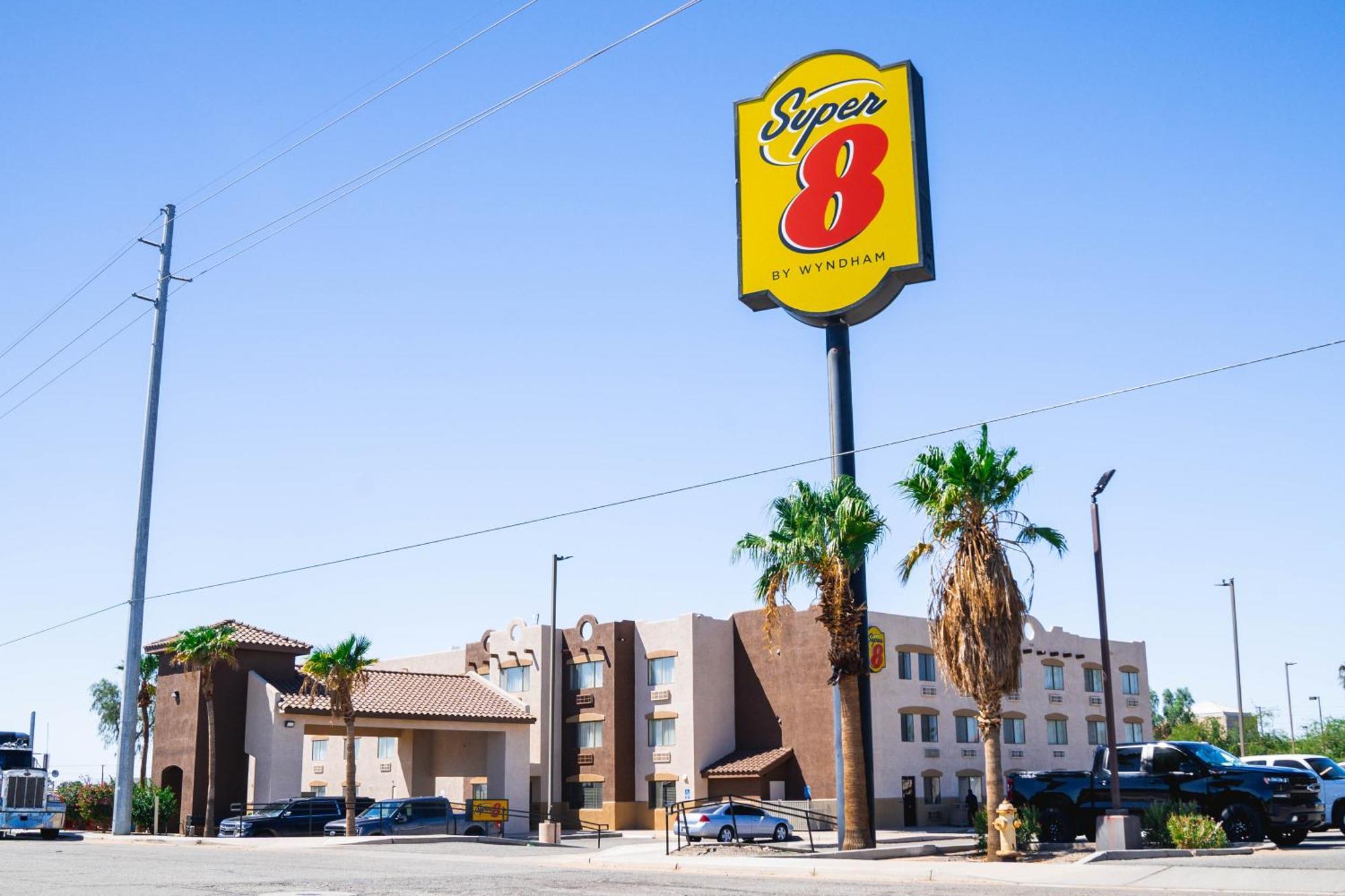 Super 8 By Wyndham Yuma Hotell Exteriör bild